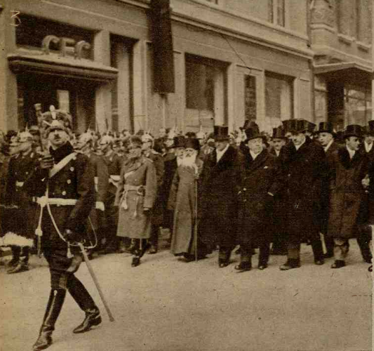 Regele Carol al II-lea, membrii guvernului, reprezentanții autorităților militare și oaspeții, în procesiune de la Biserica Zlătari spre Cheiul Dâmboviței