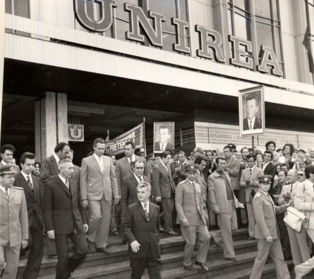 Conducători de partid şi de stat la inaugurarea magazinului „Unirea” din Capitală. (2 septembrie 1976) Sursa:„Fototeca online a comunismului românesc”, cota183/1976